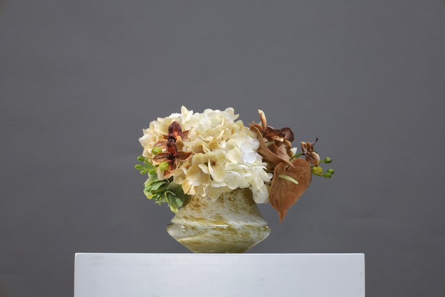 香槟 · 仿真花艺,32 × 24 × 23 cm