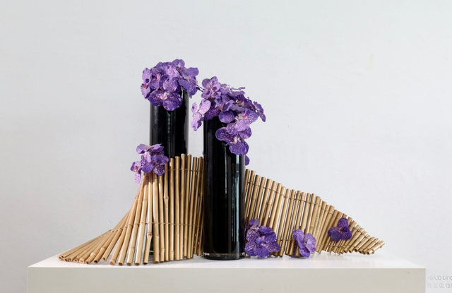 装置架构(含花器) · 仿真花艺,90 × 34 × 60 cm