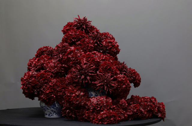 大堂花 · 仿真花艺，120 × 110 × 85 cm