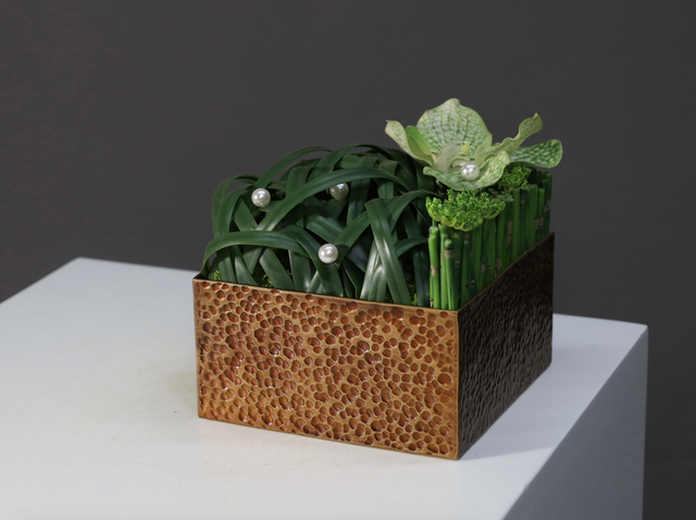 装置架构(含花器) · 仿真花艺,17 × 17 × 18 cm