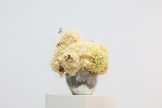 香槟 · 仿真花艺，50 × 38 × 57 cm