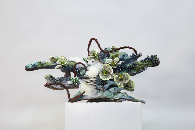 装置架构 · 仿真花艺,75 × 28 × 37 cm