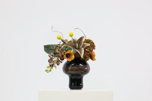棕橘黄 · 仿真花艺，30 × 27 × 38 cm