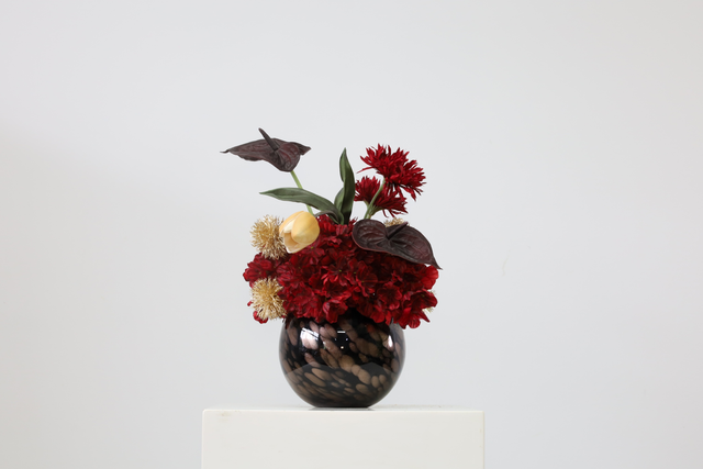 红色 · 仿真花艺，32 × 35 × 34 cm