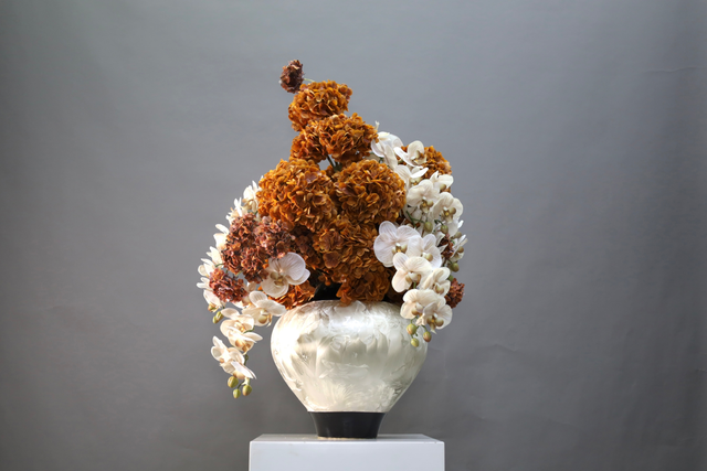 棕橘黄 · 仿真花艺，63 × 48 × 90 cm
