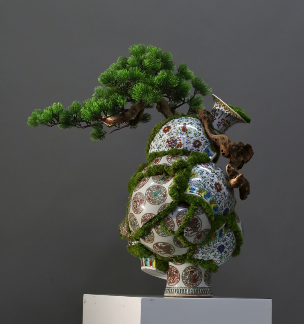 装置架构（含花器） · 仿真花艺，68 × 36 × 70 cm