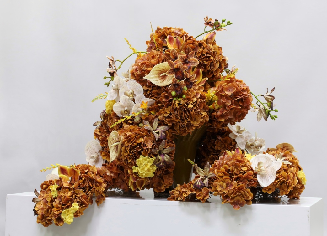 装置架构(含花器) · 仿真花艺,95 × 55 × 62 cm