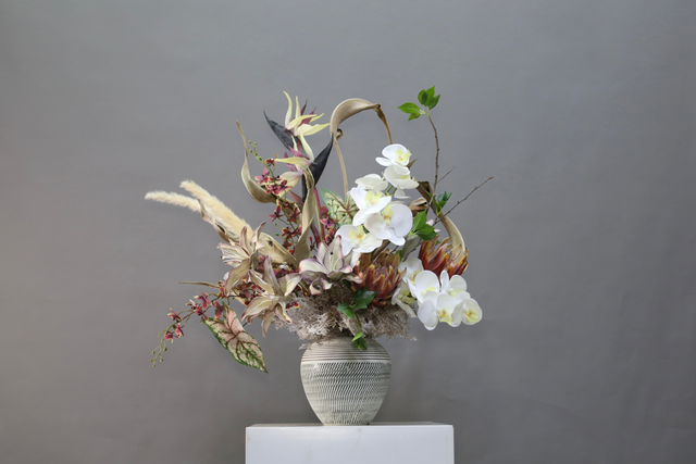 棕橘黄 · 仿真花艺,70 × 42 × 72 cm