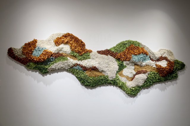 装置架构 · 仿真花艺，380 × 120 cm