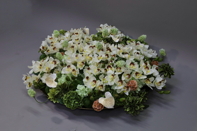 餐桌花 · 仿真花艺，120 × 120 × 35 cm