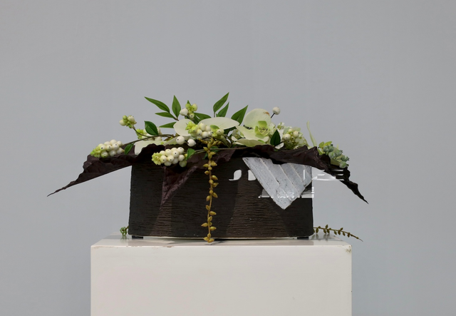 绿色 · 仿真花艺，63 × 30 × 25 cm