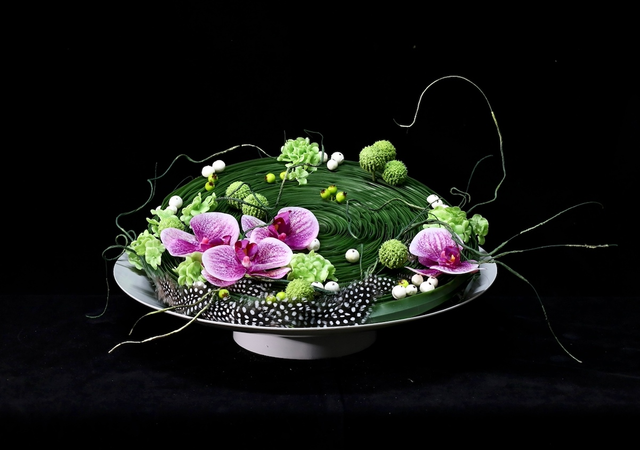 餐桌花 · 仿真花艺，53 × 56 × 27 cm