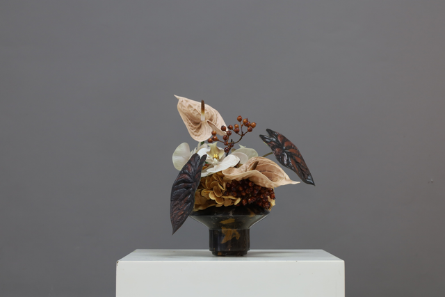 棕橘黄 · 仿真花艺，27 × 24 × 33 cm