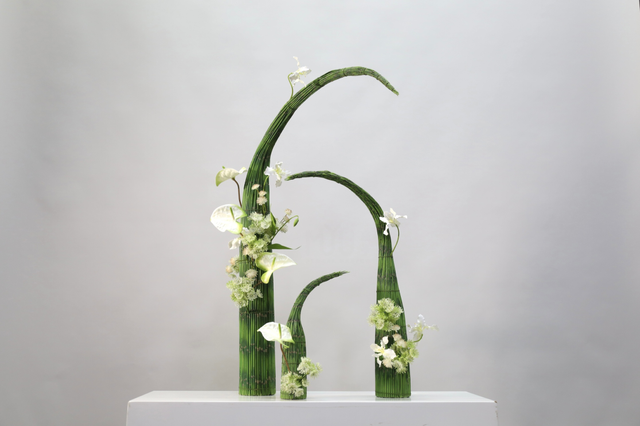装置架构 · 仿真花艺,70 × 26 × 100 cm