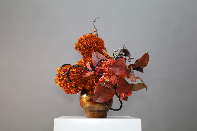 棕橘黄 · 仿真花艺,51 × 42 × 54 cm