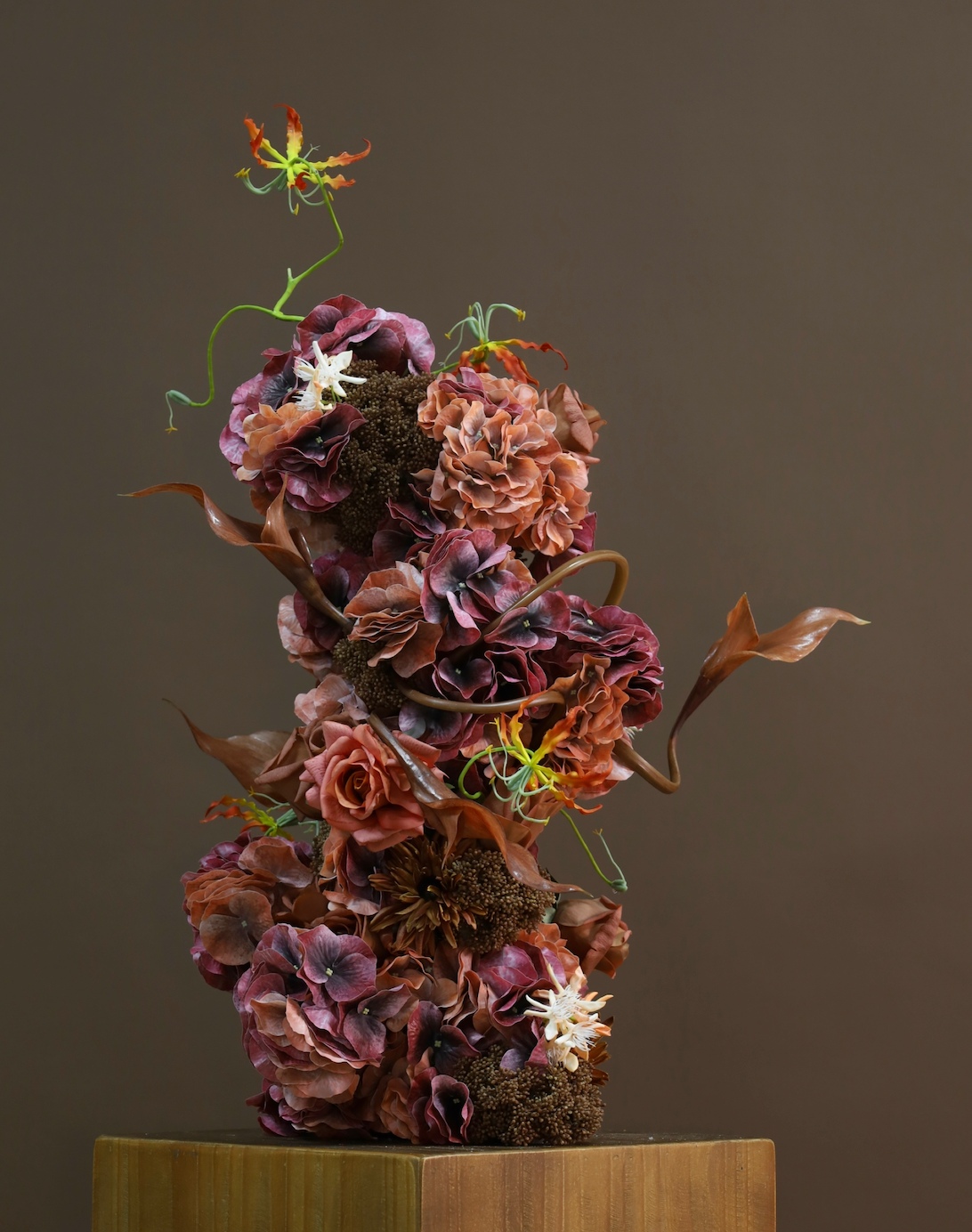 棕橘香槟黄色 · 仿真花艺，51 × 33 × 77 cm