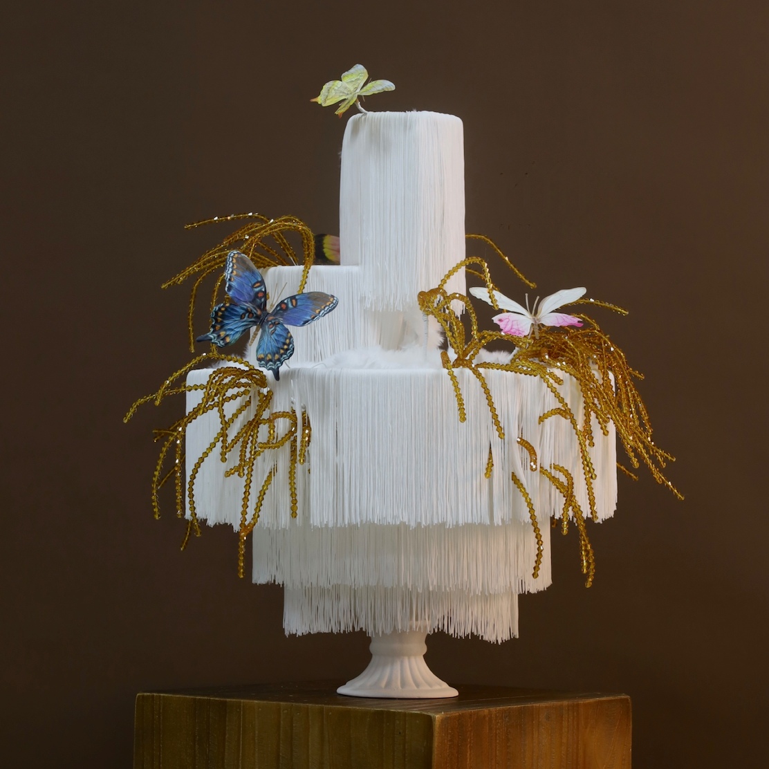 装置架构(含花器) · 仿真花艺,50 × 50 × 62 cm