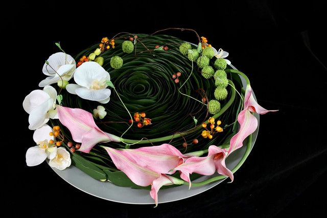 餐桌花 · 仿真花艺，53 × 53 × 24 cm