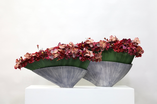 装置架构(含花器) · 仿真花艺,105 × 28 × 48 cm