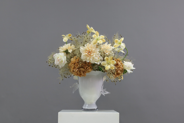 香槟 · 仿真花艺，63 × 52 × 61 cm