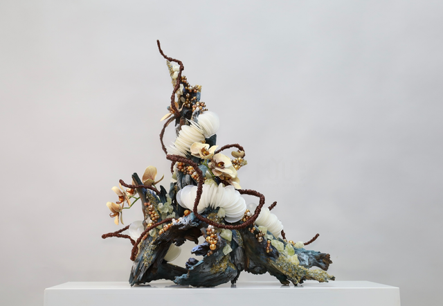 装置架构 · 仿真花艺,75 × 50 × 80 cm