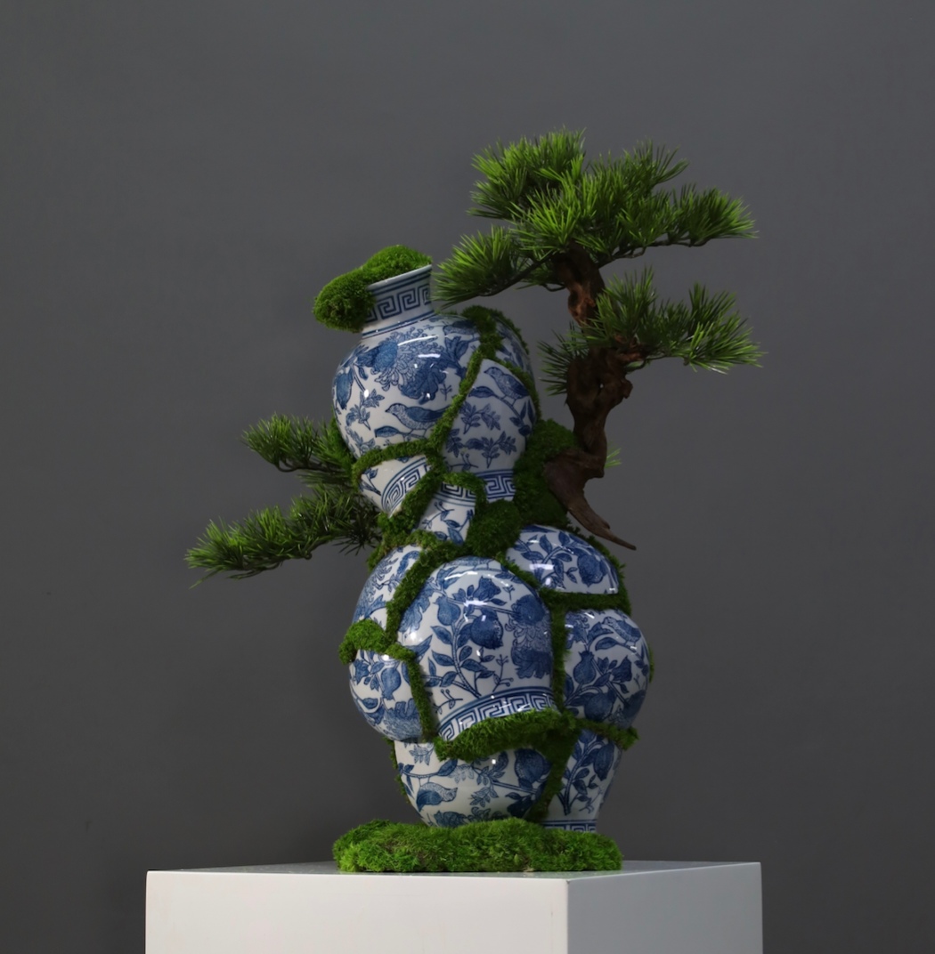 装置架构（含花器） · 仿真花艺，48 × 42 × 64 cm