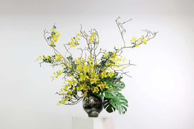 大堂花 · 仿真花艺，150 × 73 × 140 cm
