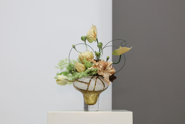 棕橘黄 · 仿真花艺，39 × 29 × 49 cm