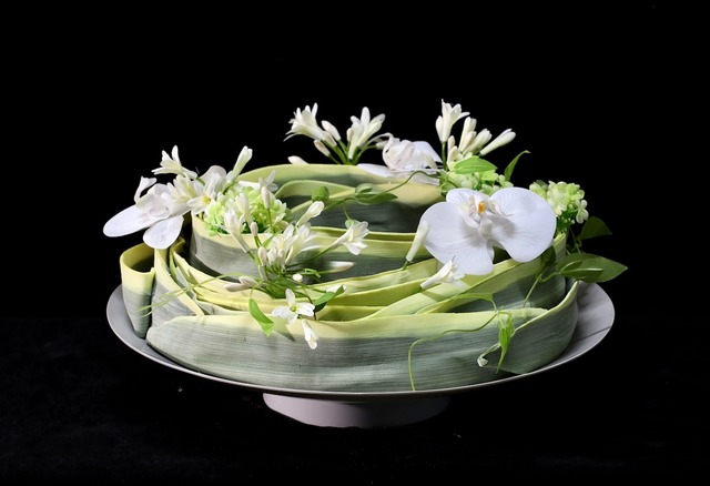 餐桌花 · 仿真花艺，42 × 42 × 25 cm