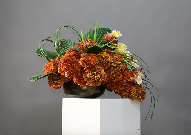 棕橘黄 · 仿真花艺,90 × 50 × 54 cm