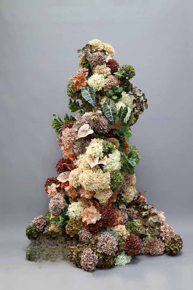 装置架构 · 仿真花艺，135 × 100 × 190 cm
