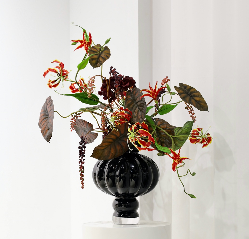 红色 · 仿真花艺，60 × 52 × 68 cm