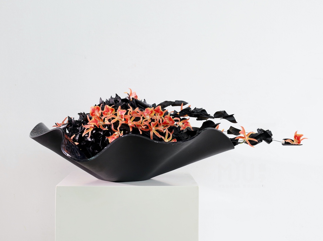 装置架构（含花器） · 仿真花艺，81 × 51 × 27 cm