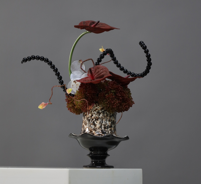 红色 · 仿真花艺，26 × 22 × 31 cm