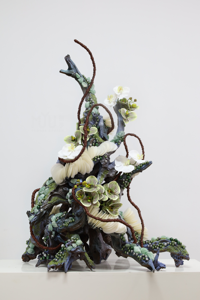 装置架构 · 仿真花艺,85 × 55 × 110 cm