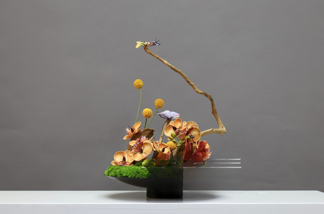 餐桌花 · 仿真花艺，33 × 33 × 35 cm