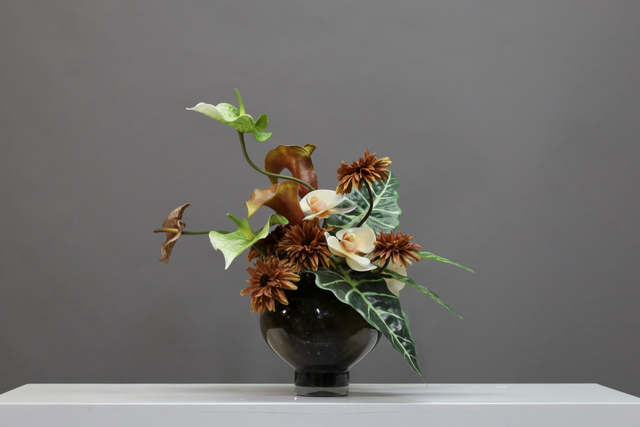 棕橘黄 · 仿真花艺，51 × 39 × 46 cm