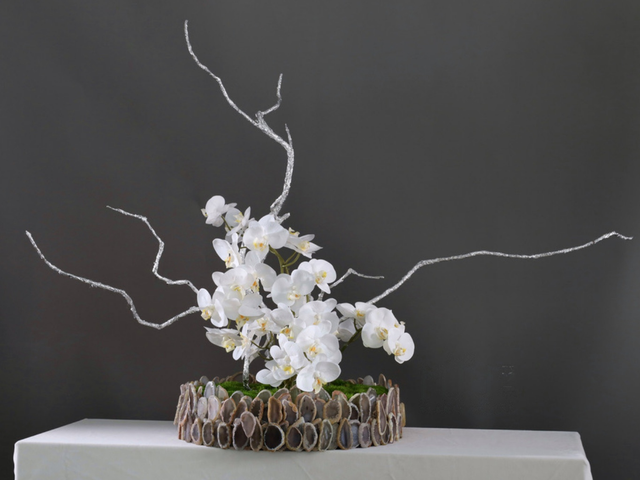 装置架构（含花器） · 仿真花艺，115 × 46 × 79 cm