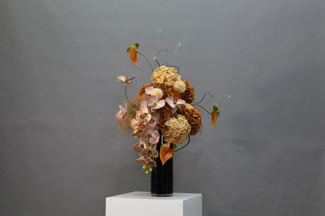 棕橘黄 · 仿真花艺,56 × 55 × 88 cm