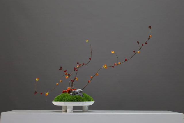棕橘黄 · 仿真花艺，75 × 25 × 50 cm