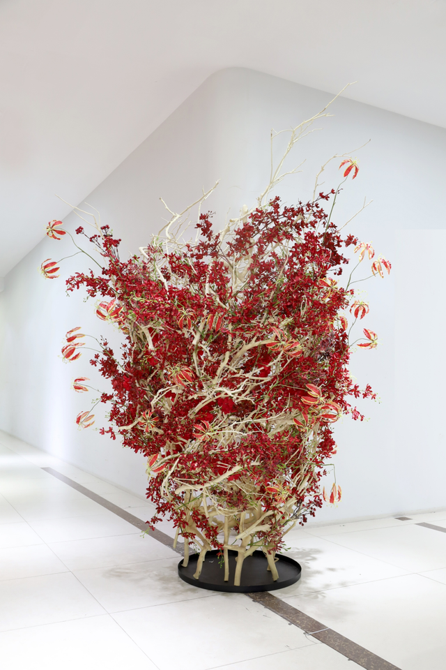 大堂花 · 仿真花艺，165 × 135 × 225 cm
