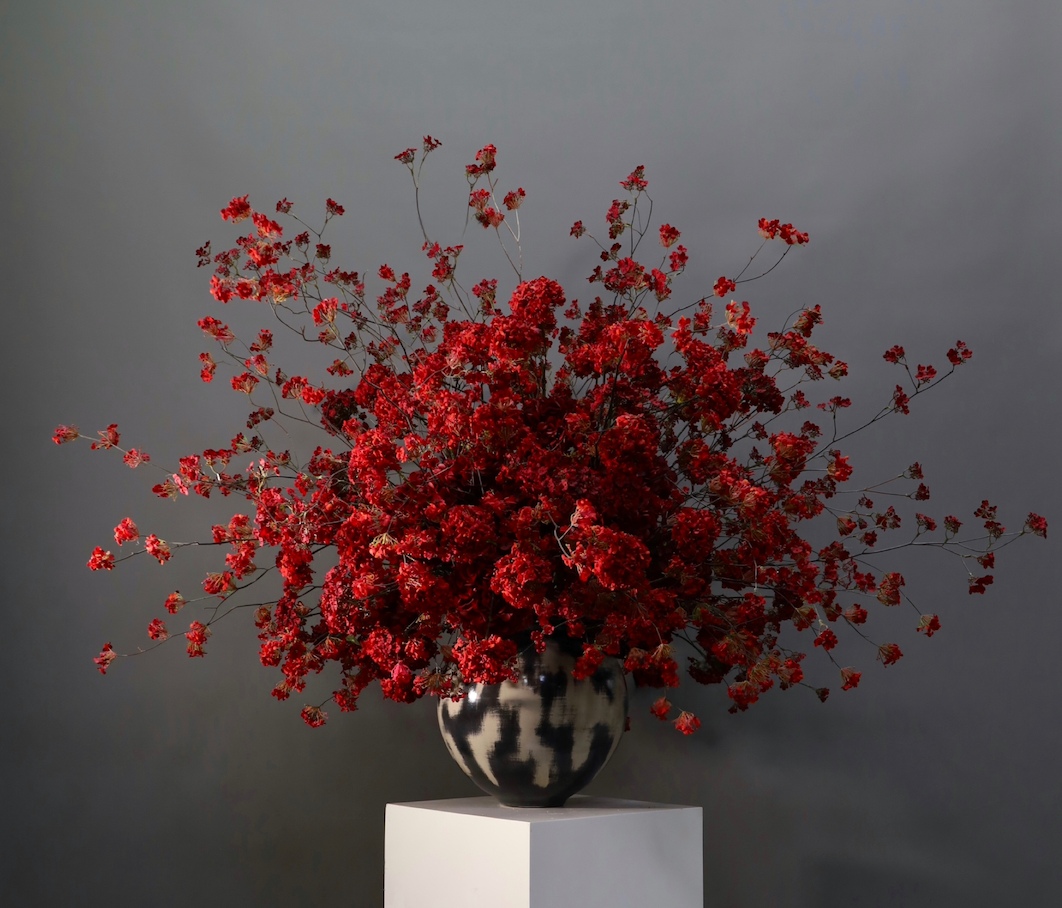 红色 · 仿真花艺，180 × 125 × 120 cm